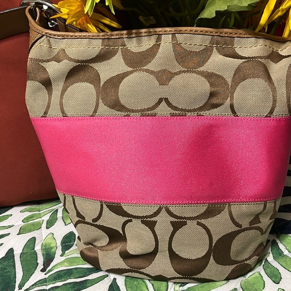 Beautiful Coach Shoulder Bag - Picture 1 of 7